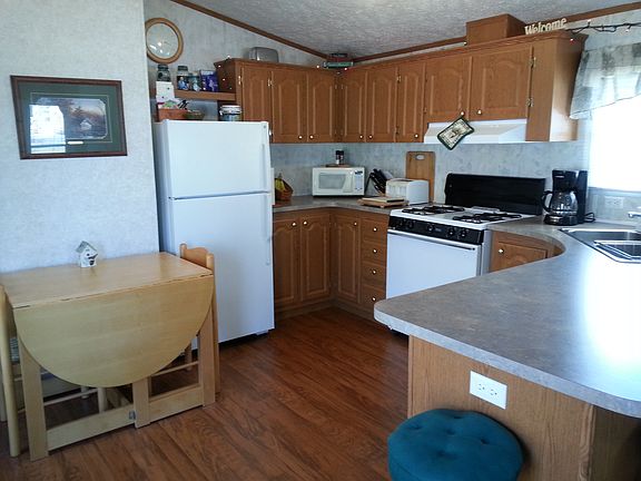 Dining/Kitchen w/large bar
