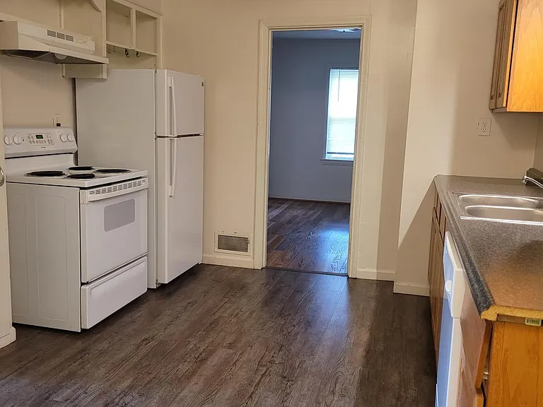 406 W Mill St — Photo 12