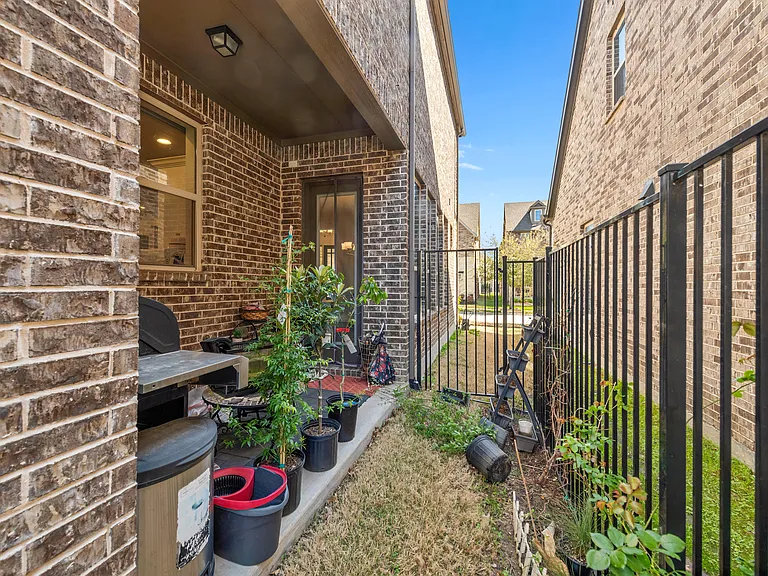 7108 Royal View Dr — Photo 32
