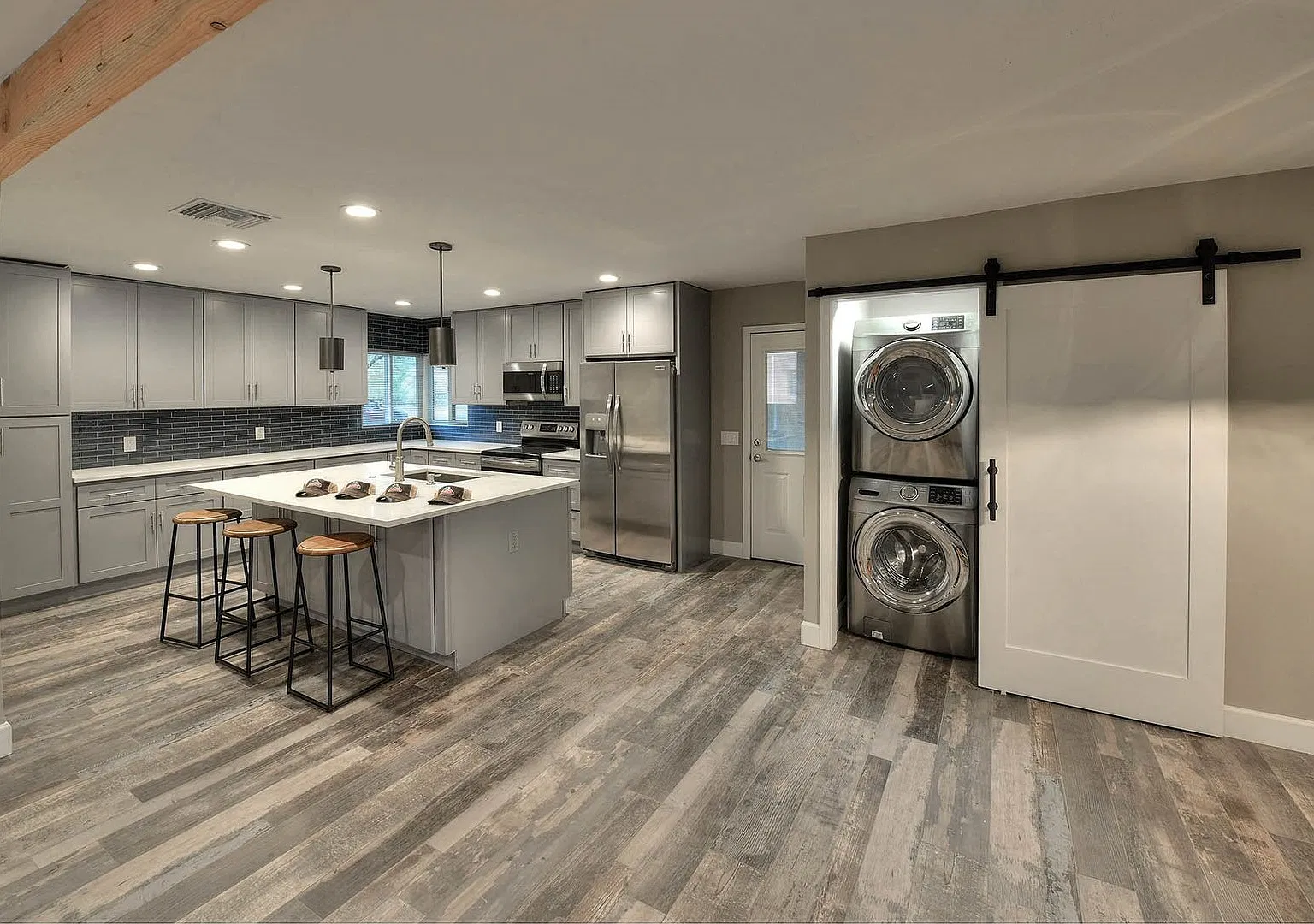 Pre Lease August 2025 Gorgeous Total Remodel in Central Tucson, A/C, Pool, 5 minutes from UofA, N... — Photo 4