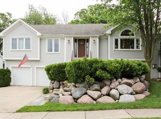 375 Bristol Ln, Fox River Grove, IL 60021