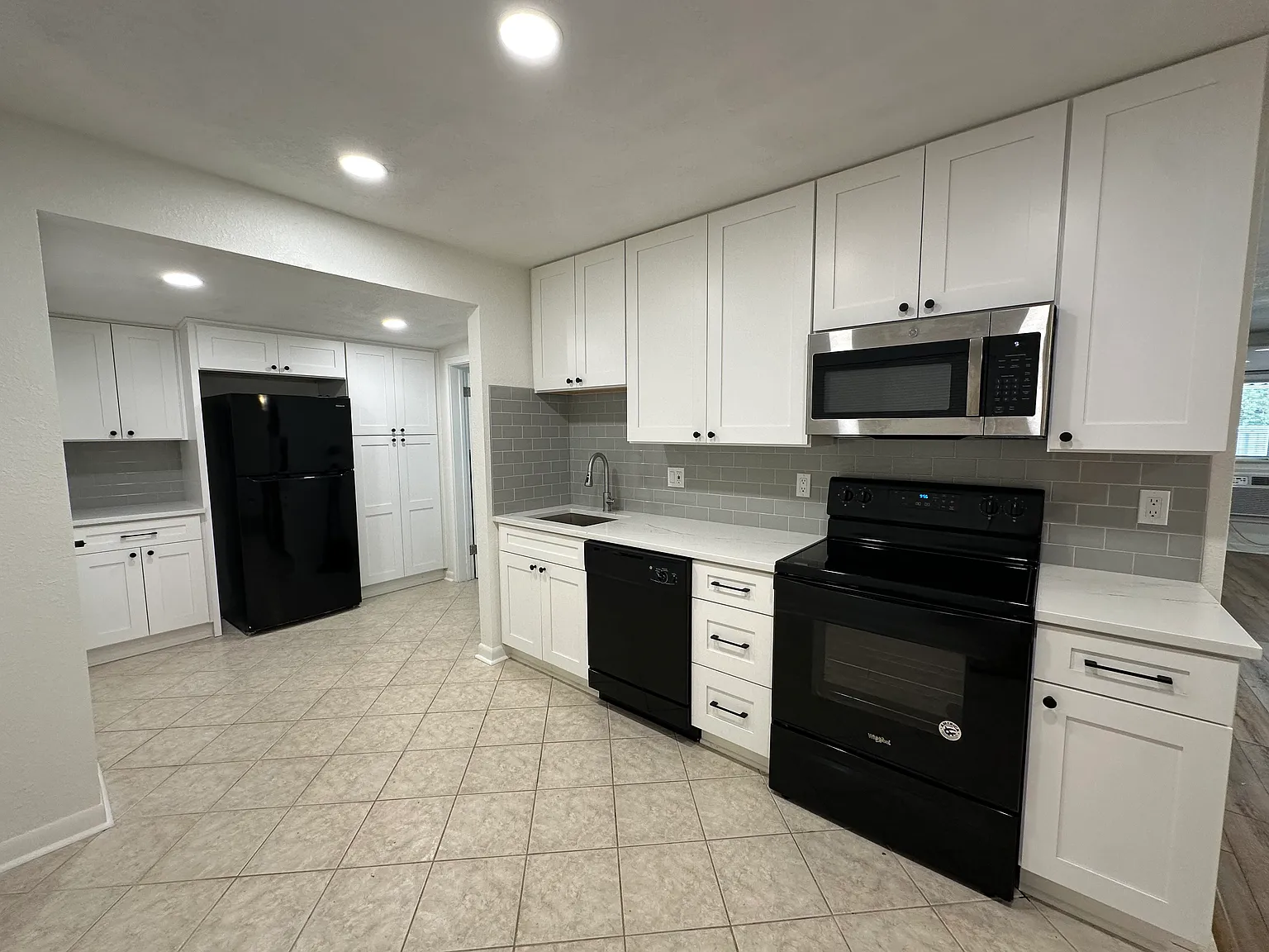 3 bed, 1055 sqft, $1,650 — Photo 2