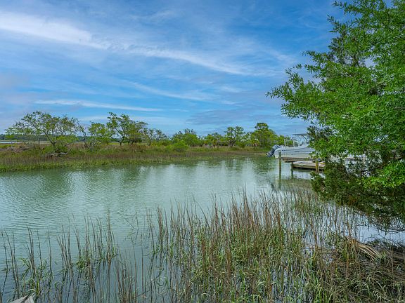 4th image of 1614 Oak Island Dr