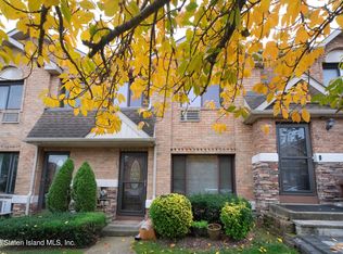 90 North Dr, Staten Island, NY