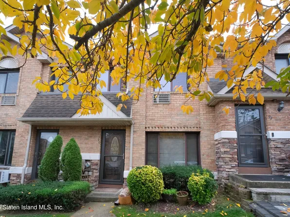 90 North Dr, Staten Island, NY 10305