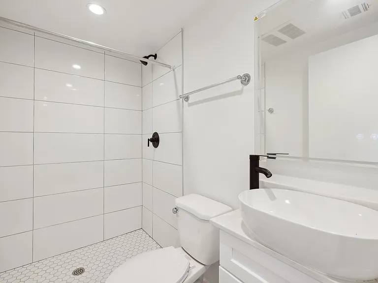 1332 W 35th Pl - USC DPS — Photo 16