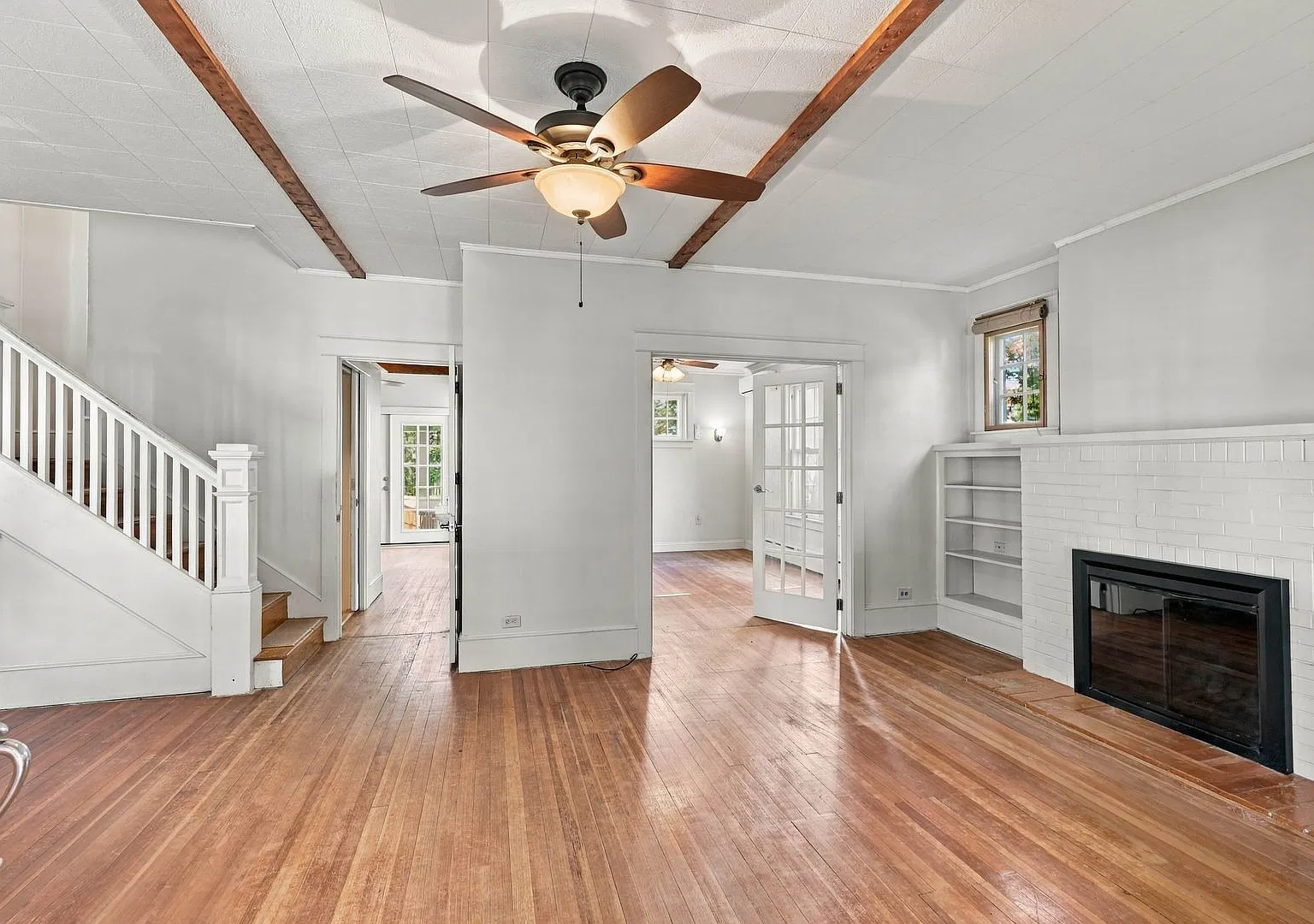 Charming 3 Bedroom Home Available Now! — Photo 2