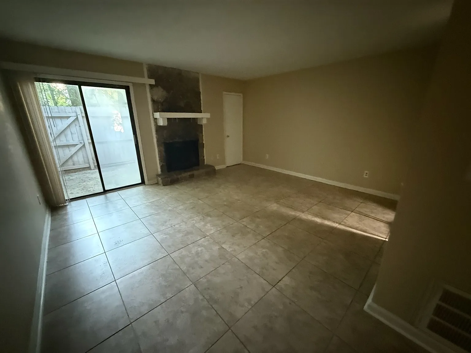 2 bed, 2.5 bath, 1700 sqft, $1,450 — Photo 2