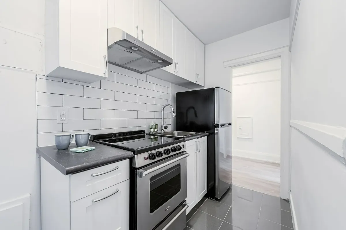 210 Wychwood Avenue — Photo 3