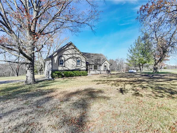 19570 S Green Rd, Spring Hill, KS 66083
