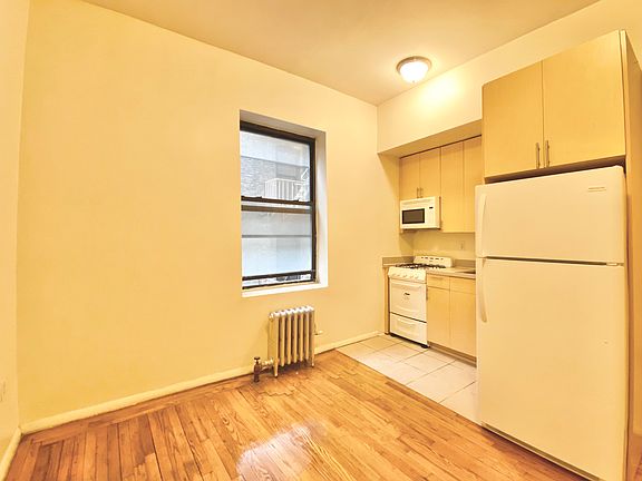 3rd image of 12 Pinehurst Ave #H1