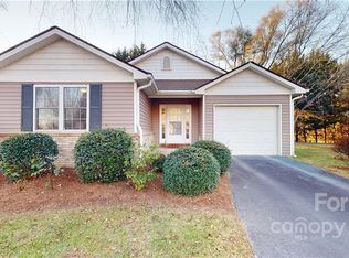 286 Creeks End Cir, Mills River, NC 28759