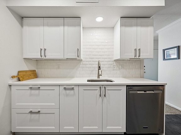 5th image of 1601 S Shepherd Dr APT 216