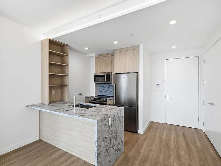 100 Sullivan Pl #609 — Photo 3