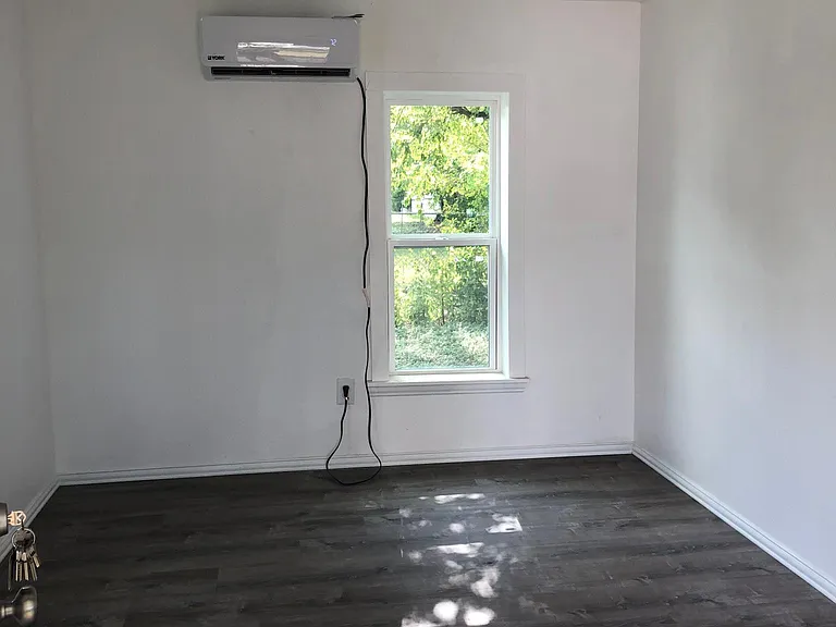 1402 Avenue D — Photo 9