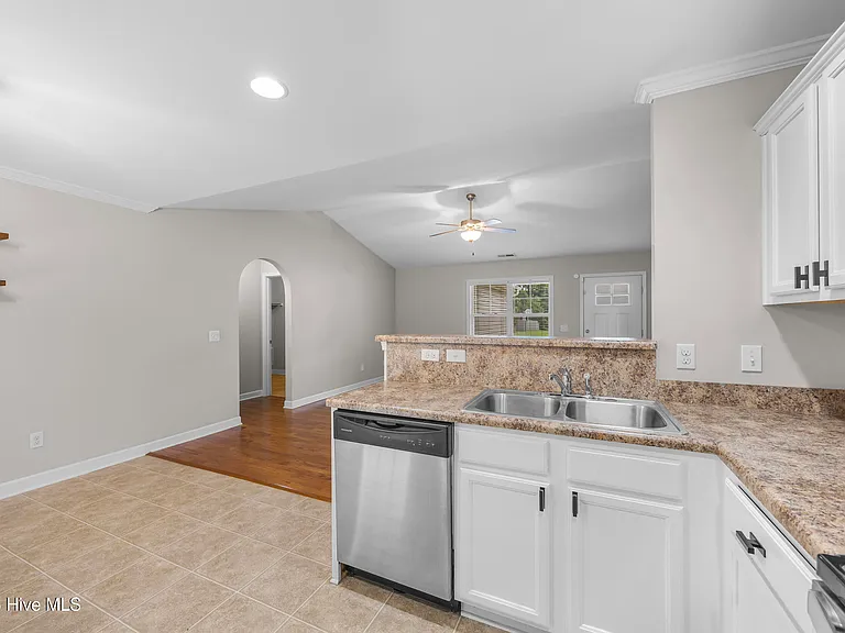 421 Ridgeway Dr — Photo 8