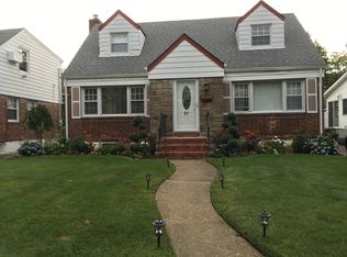 31 Kingston St, New Hyde Park, NY 11040