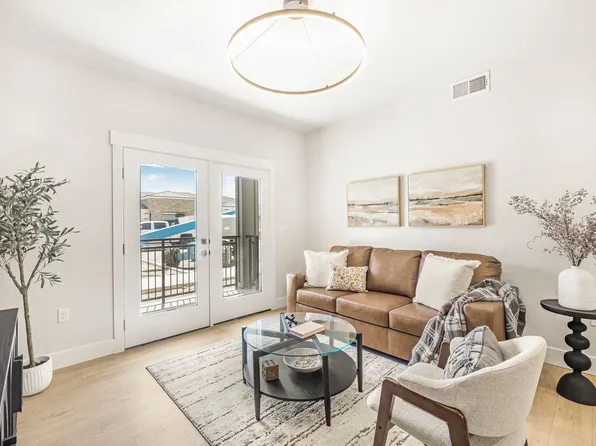 Lincoln Crossing Apts