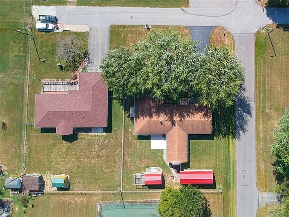 2nd image of 210 W Sandi Ln
