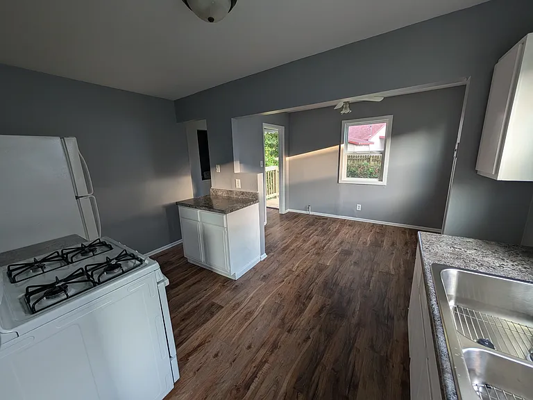 1011 NE Seward Ave — Photo 8