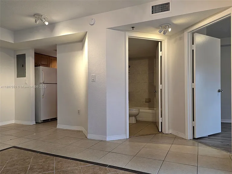 637 SW 3rd St #404 — Photo 6