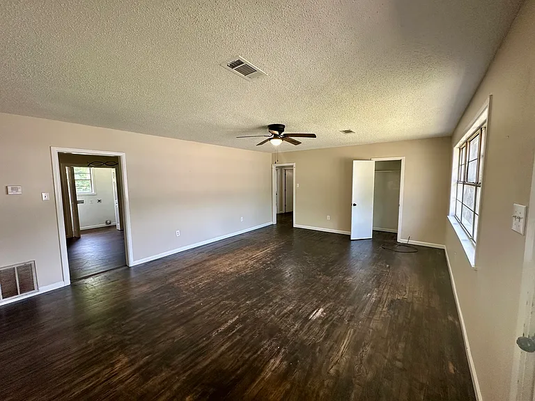 1004 N Erie Ave — Photo 2