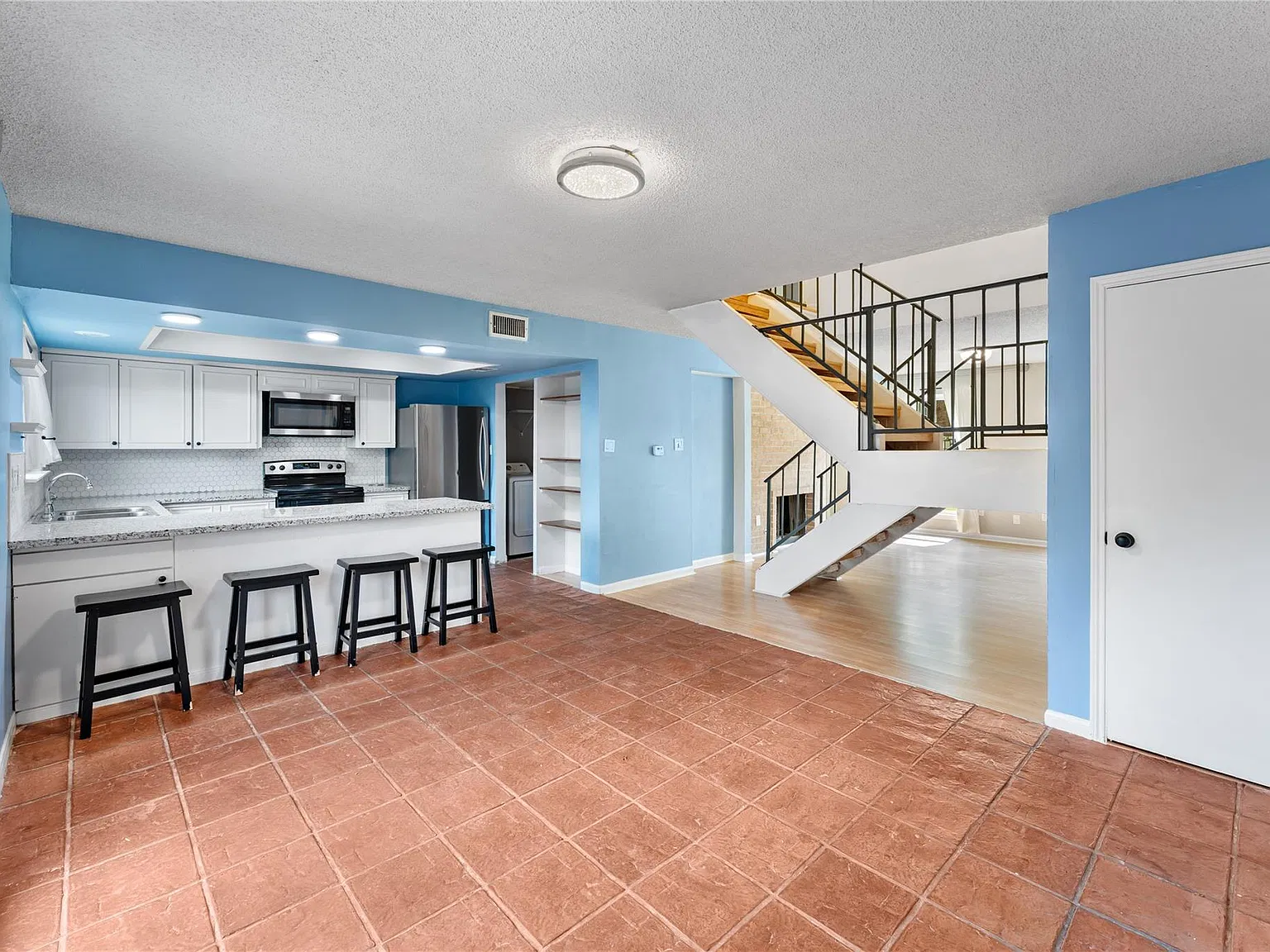 3 bed, 2.5 bath, 1716 sqft, $1,945 — Photo 1