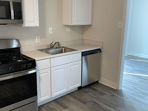 3rd image of 22 Bloomsbury Ave #B