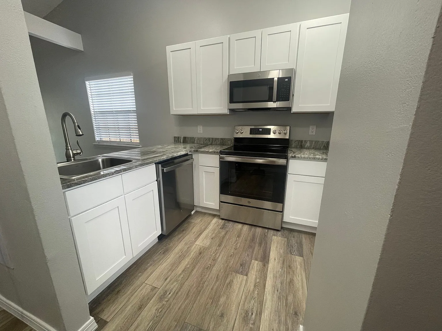 1307 Topfield Ct — Photo 2