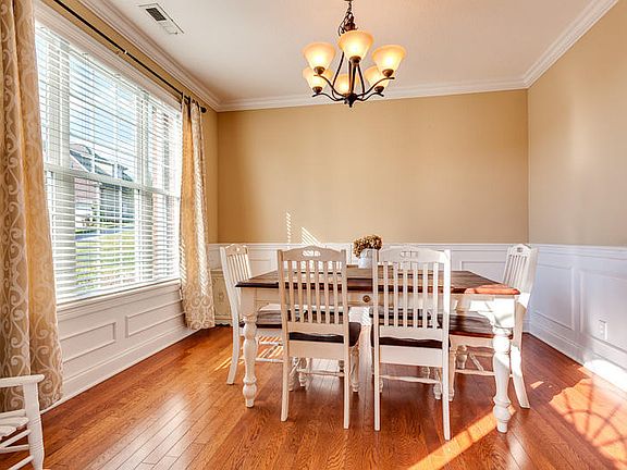 5th image of 607 Balmoral Ln