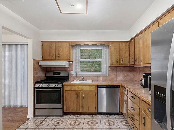 5th image of 152 Locust Ave