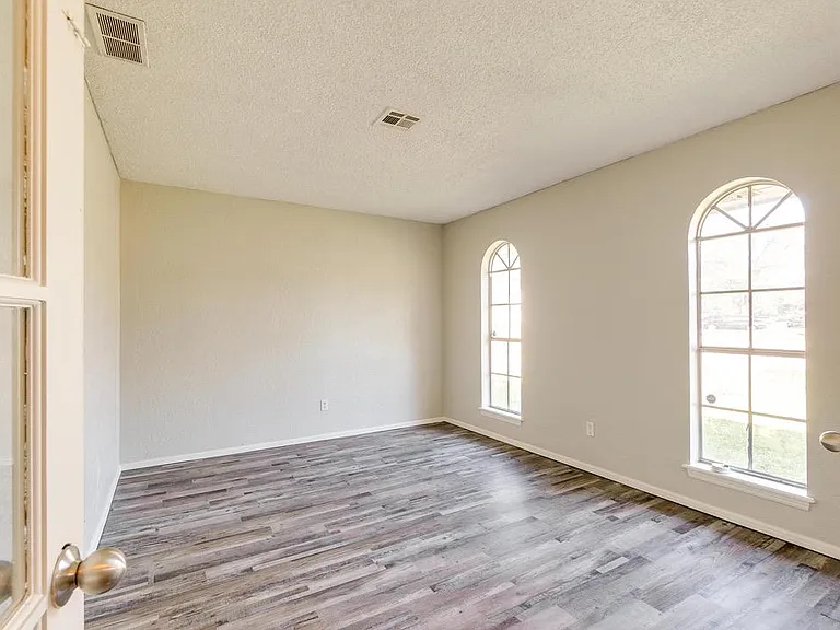 1603 Sheffield Dr — Photo 3