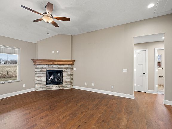 4th image of 254 E Lombardy Dr