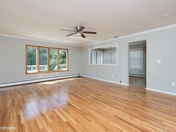 2nd image of 1035 Edgebrook Dr E