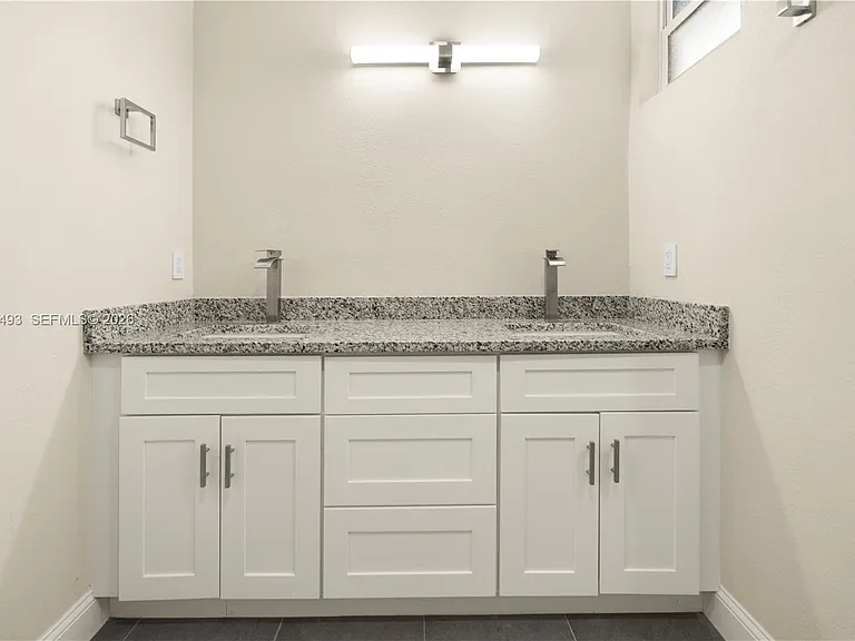 1043 Albert Ave — Photo 30