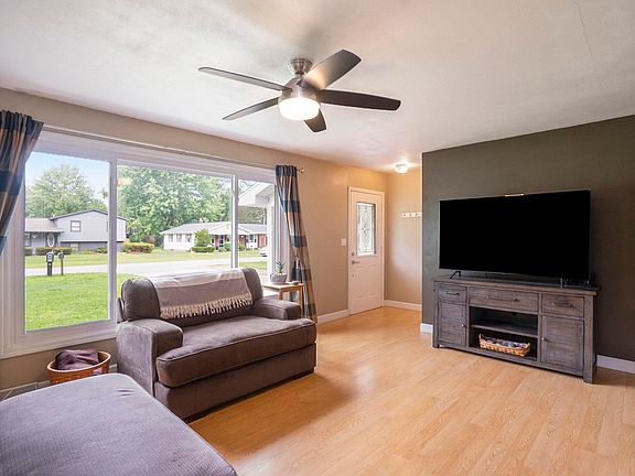 3rd image of 14148 Brook Ln