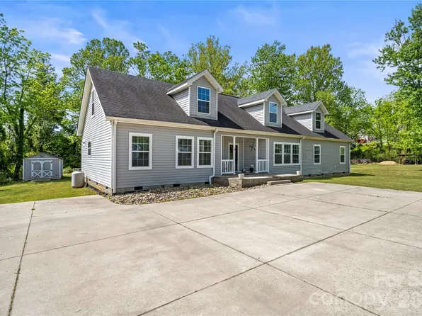 111 Robin St, Hendersonville, NC 28739