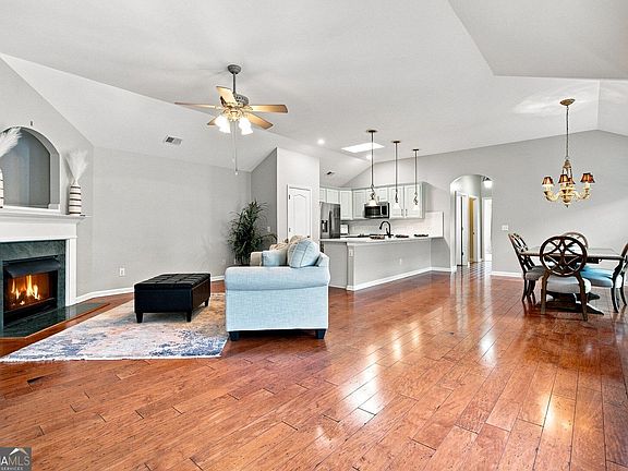 3rd image of 131 Countryside Ct