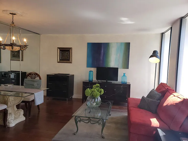 260 E Chestnut St — Photo 9