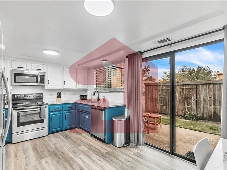 4045 Thunderbird Dr — Photo 5