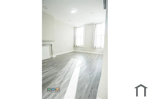 Building Photo - 2117 N Charles St