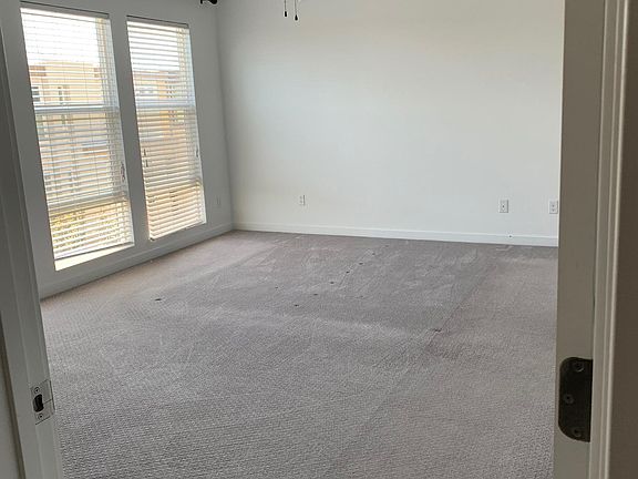 Master Bedroom w/ceiling fan