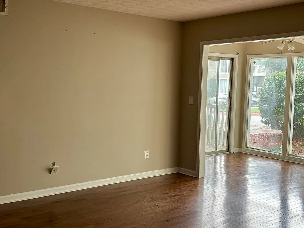 3 bed, 2.0 bath, 1451 sqft, $1,900 — Photo 3