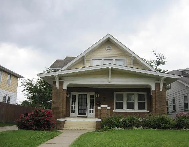 1318 E Hillcrest Pl photo 1
