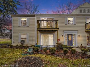 902 Chestnut Hill Dr APT E, Auburn Hills, MI 48326