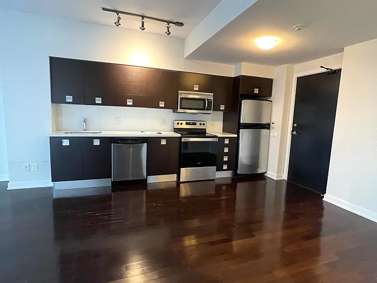 33 Charles St E #2101 — Photo 2