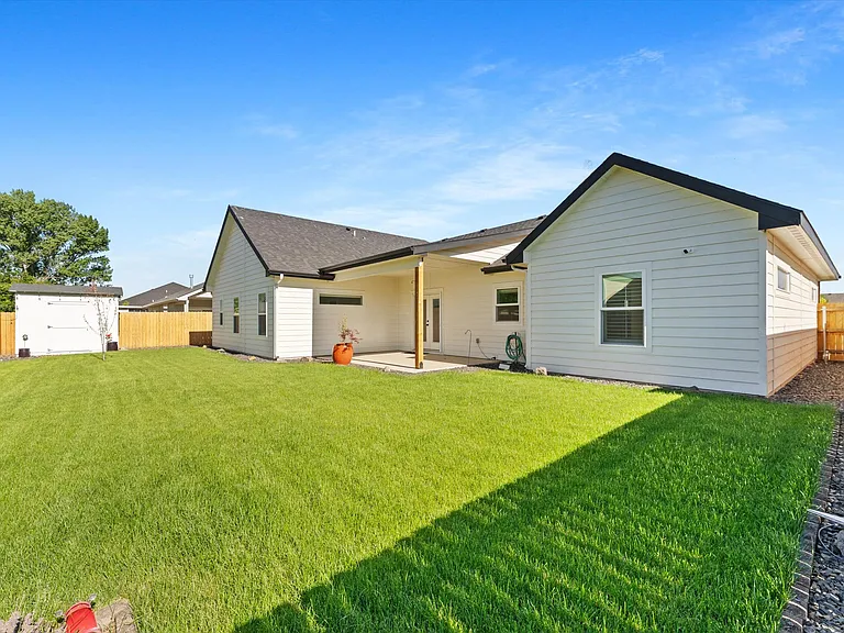 1065 SW Camille Dr — Photo 32