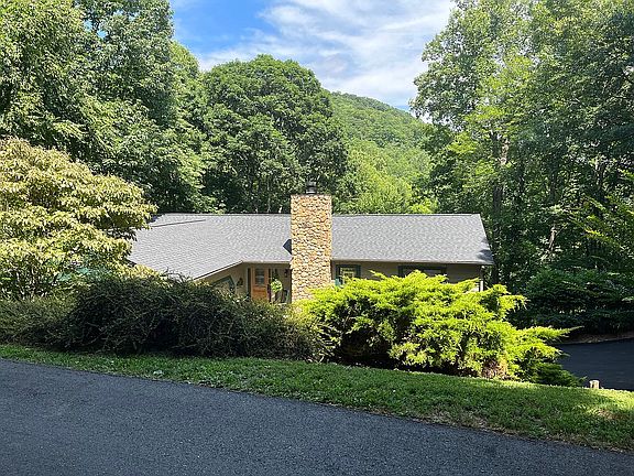 Road view with Mountain View