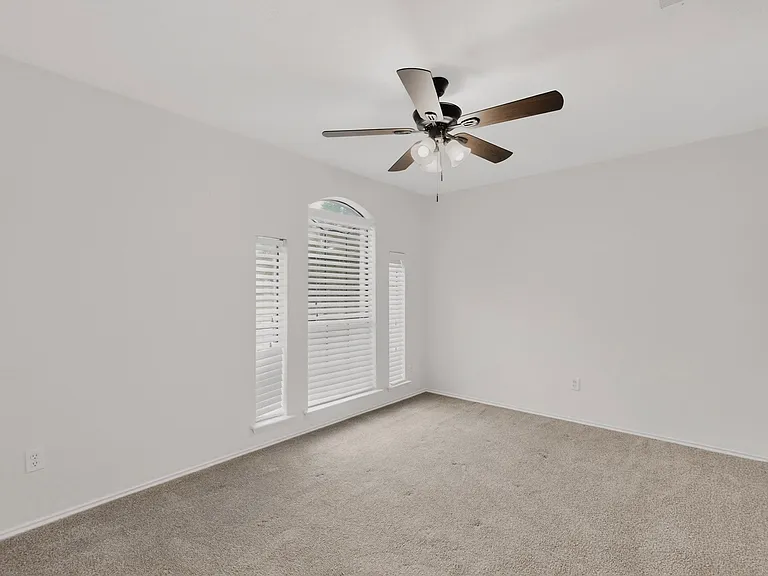817 Edmonton Dr — Photo 31