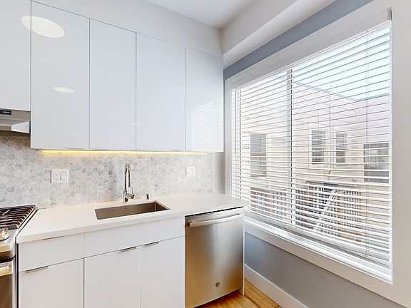 2nd image of 2942 Franklin St APT 4
